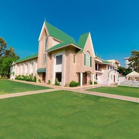 Executive Club Hotel Bareilly Bagian luar foto