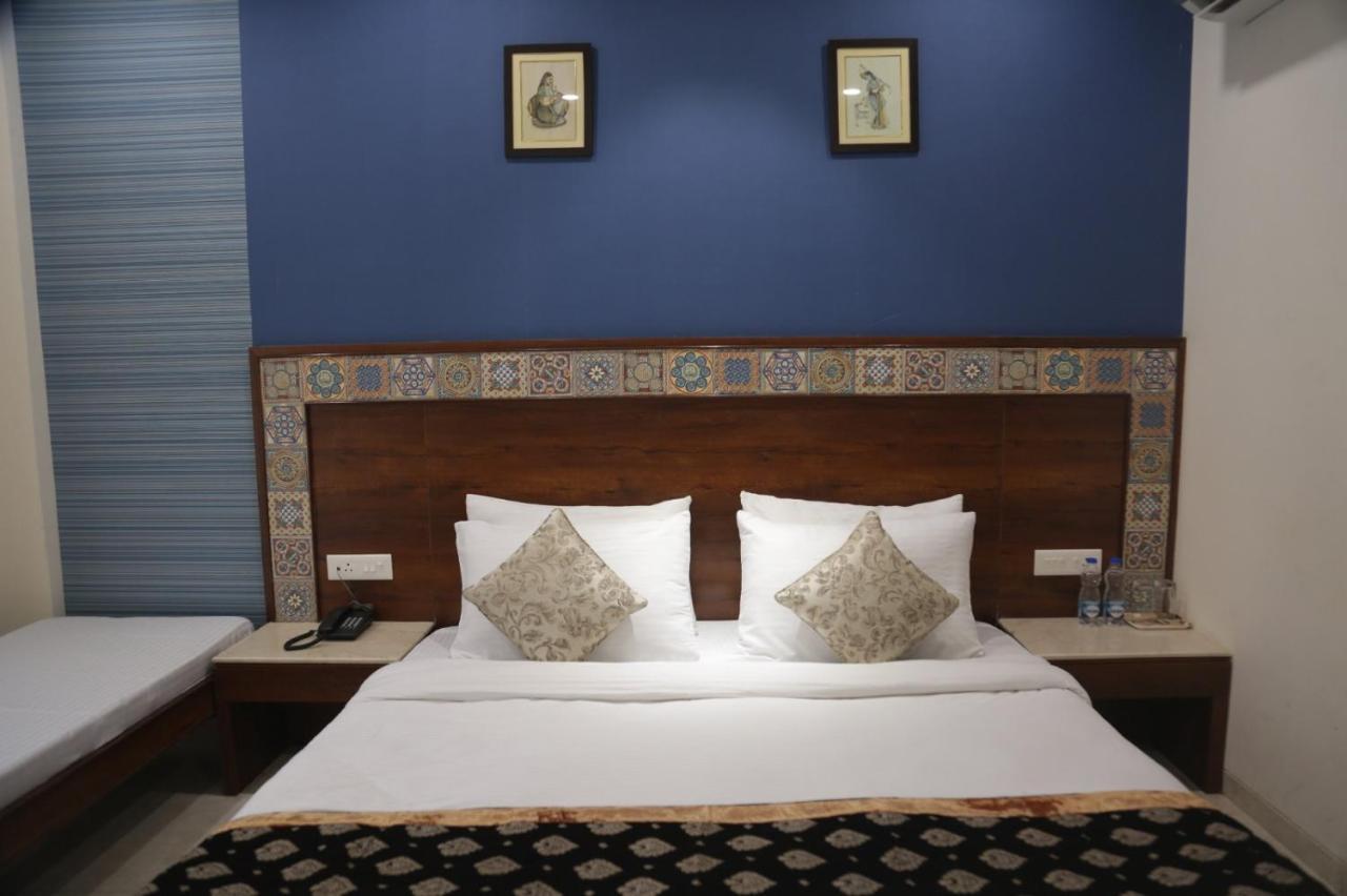 Executive Club Hotel Bareilly Bagian luar foto
