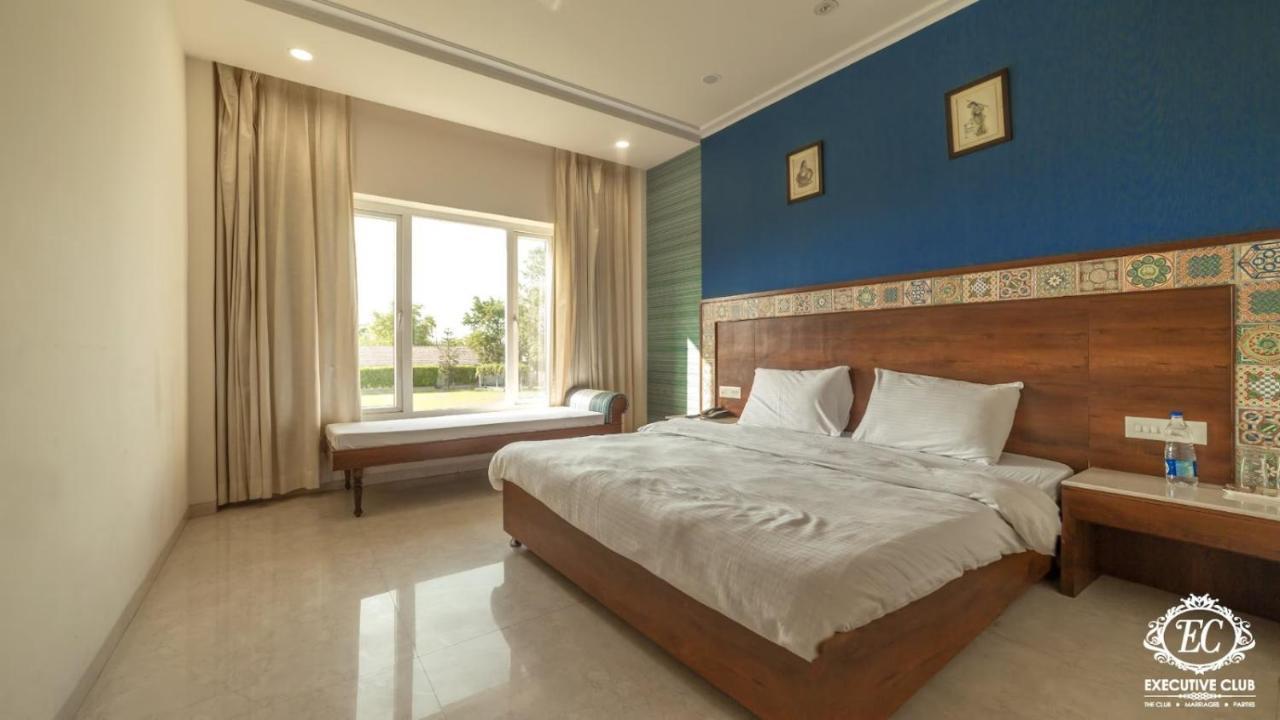 Executive Club Hotel Bareilly Bagian luar foto