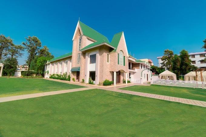 Executive Club Hotel Bareilly Bagian luar foto