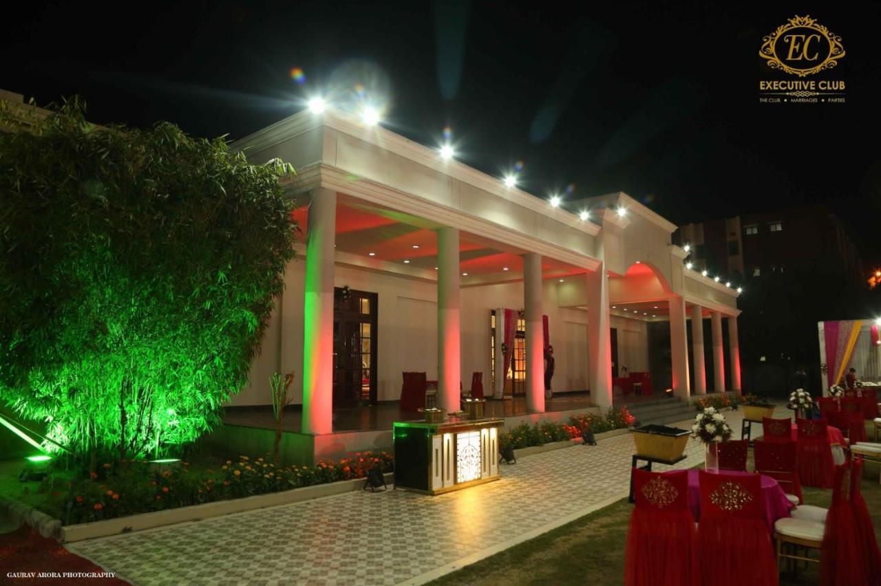 Executive Club Hotel Bareilly Bagian luar foto